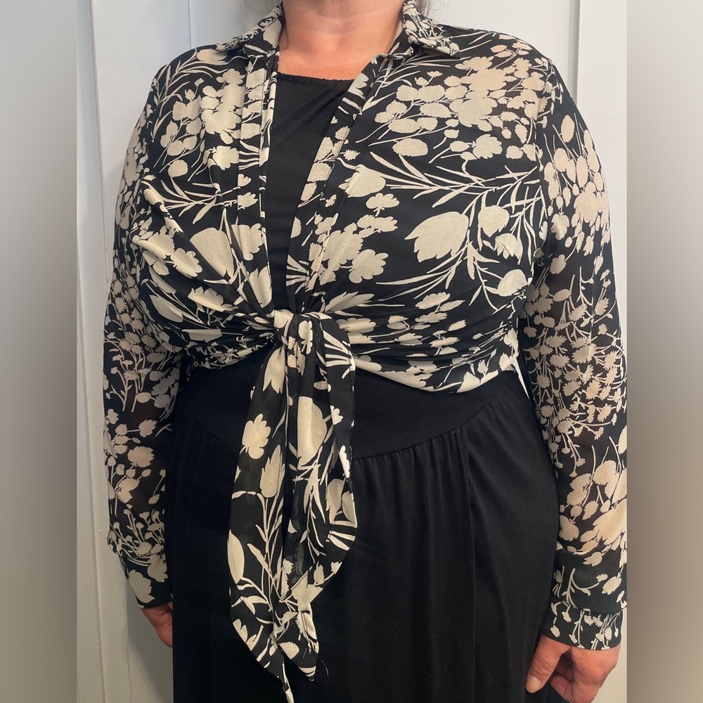 Fashion Nova Black and Cream Floral Blouse 1XL Tie Front Women’s